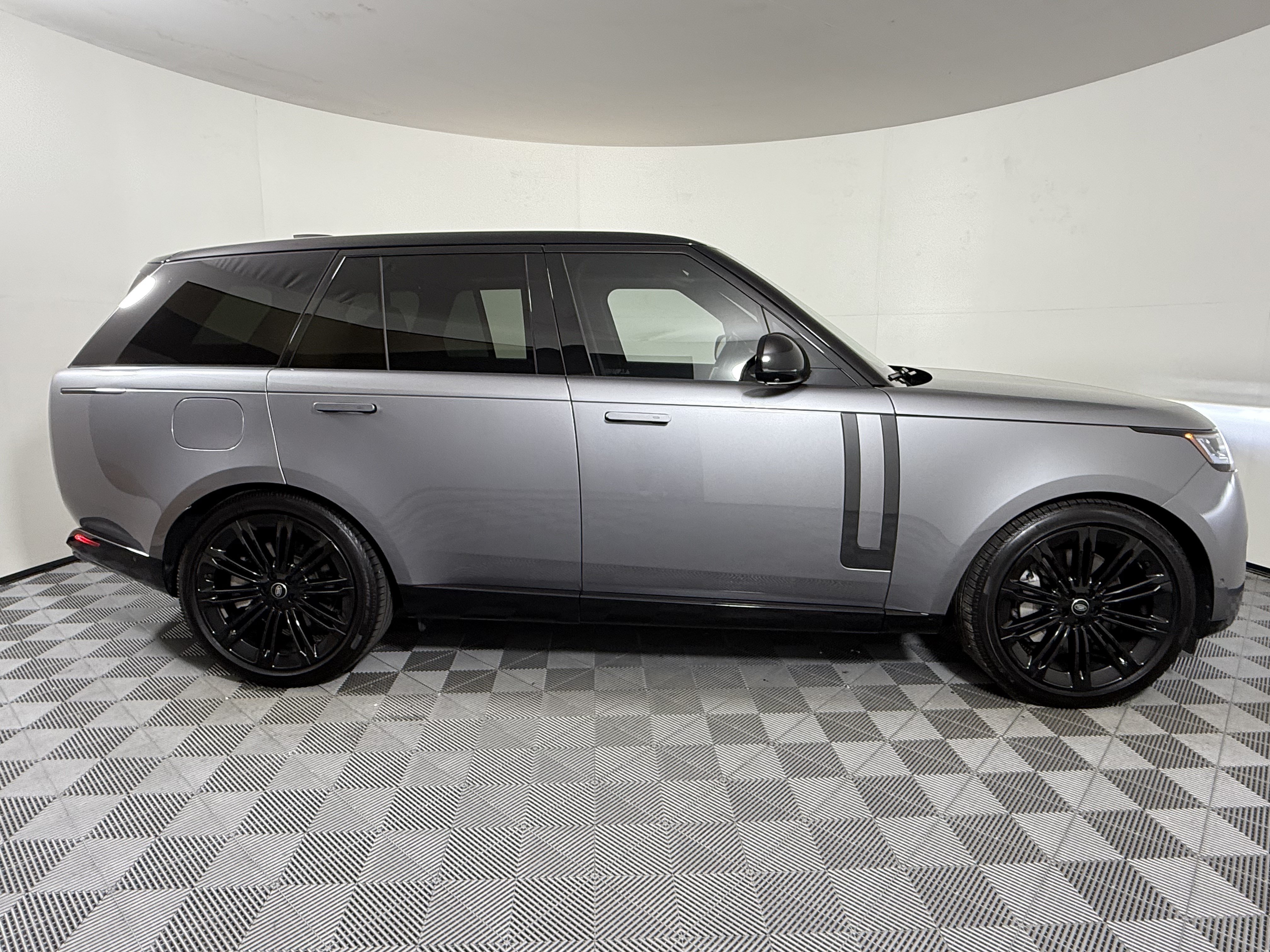 Certified 2025 Land Rover Range Rover SE AWD/4WD image 8