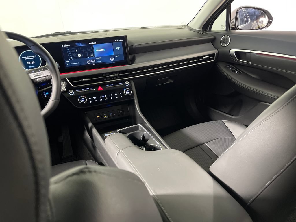 Certified 2025 Hyundai Sonata Limited FWD image 17