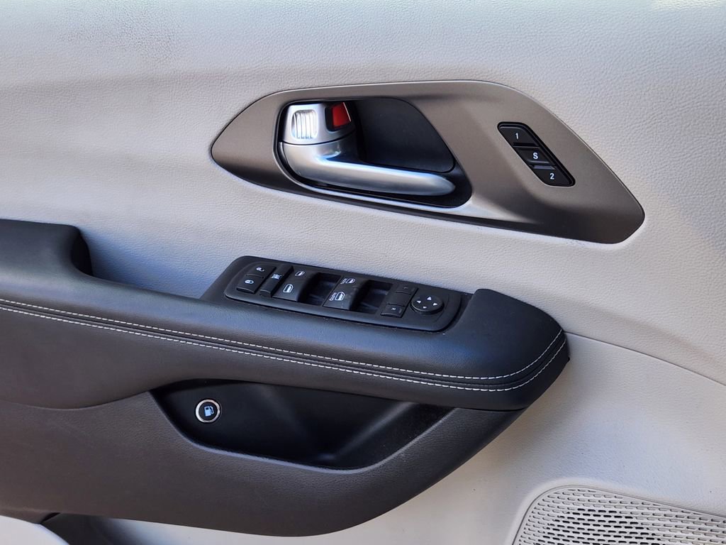 Used 2024 Chrysler Pacifica Select image 6