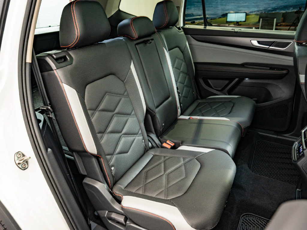 Used 2025 Volkswagen Atlas Peak Edition SE AWD/4WD image 48