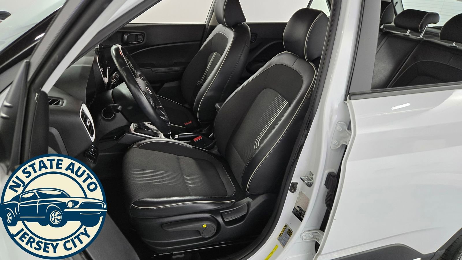 Used 2022 Hyundai Venue Limited FWD image 25