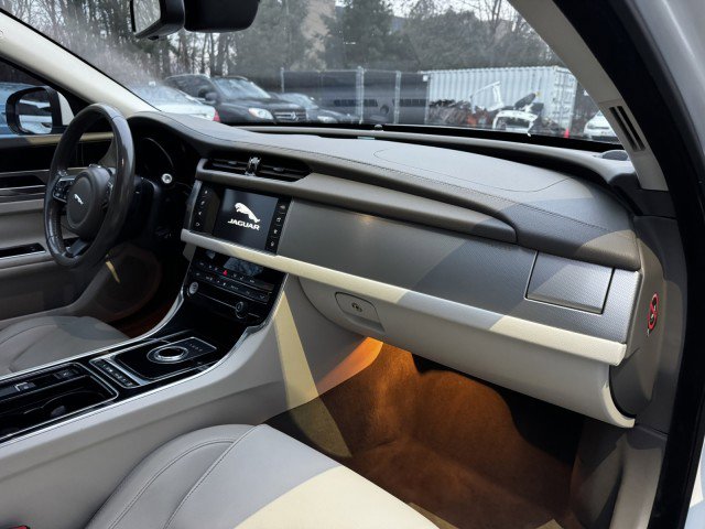 Used 2017 Jaguar XF RWD image 30