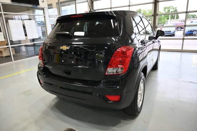 Used 2020 Chevrolet Trax LS w/ Tint and Cruise Package AWD/4WD image 5