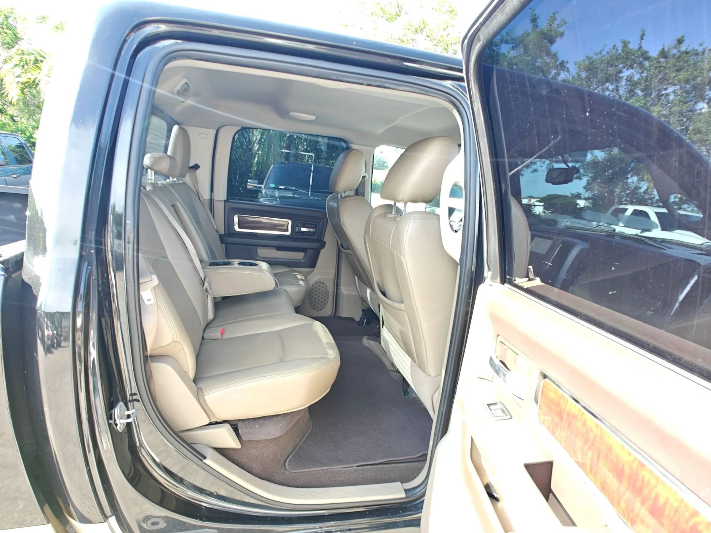 Used 2011 RAM 2500 Laramie RWD image 16