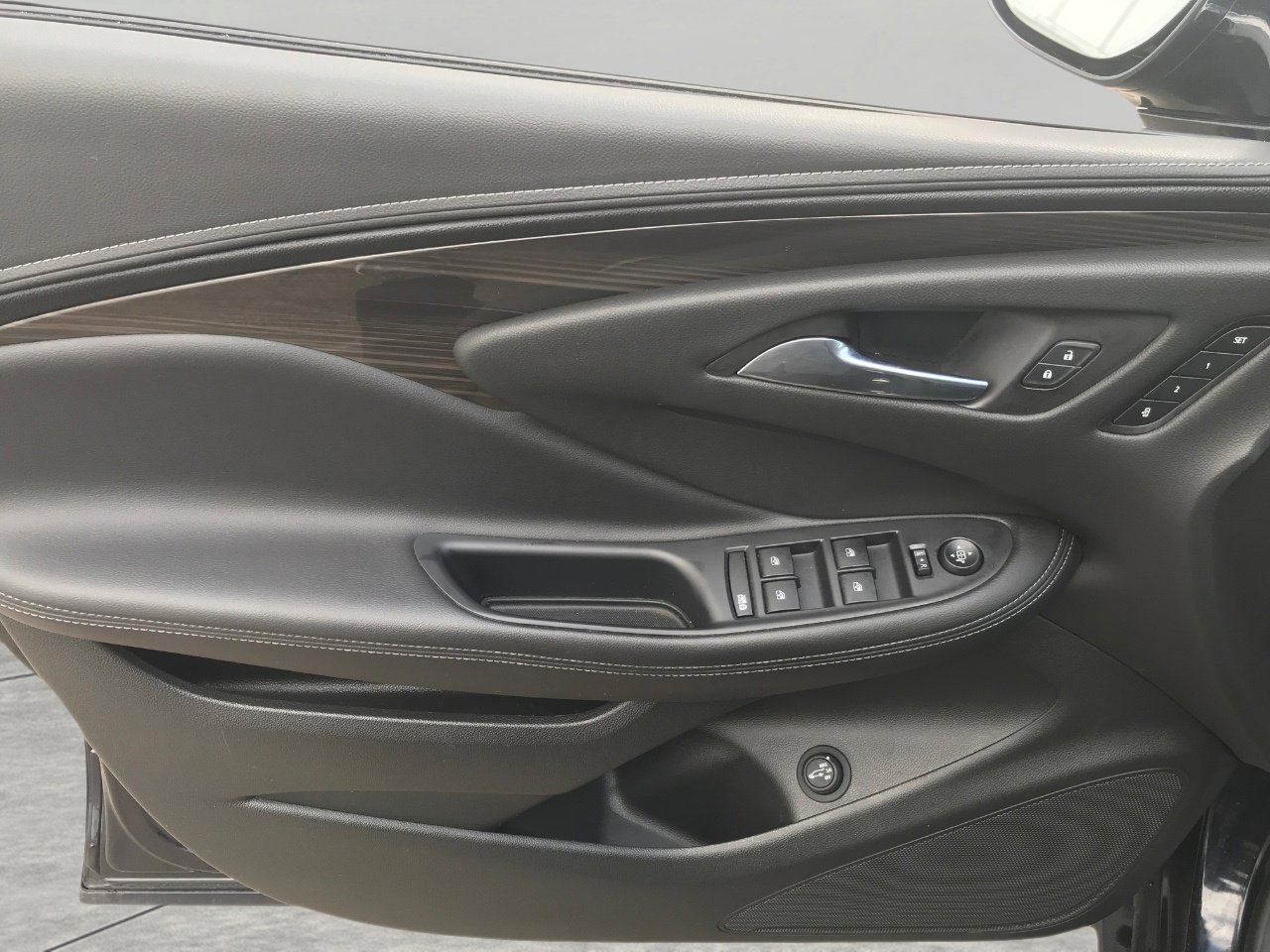 Used 2020 Buick Envision Essence image 31