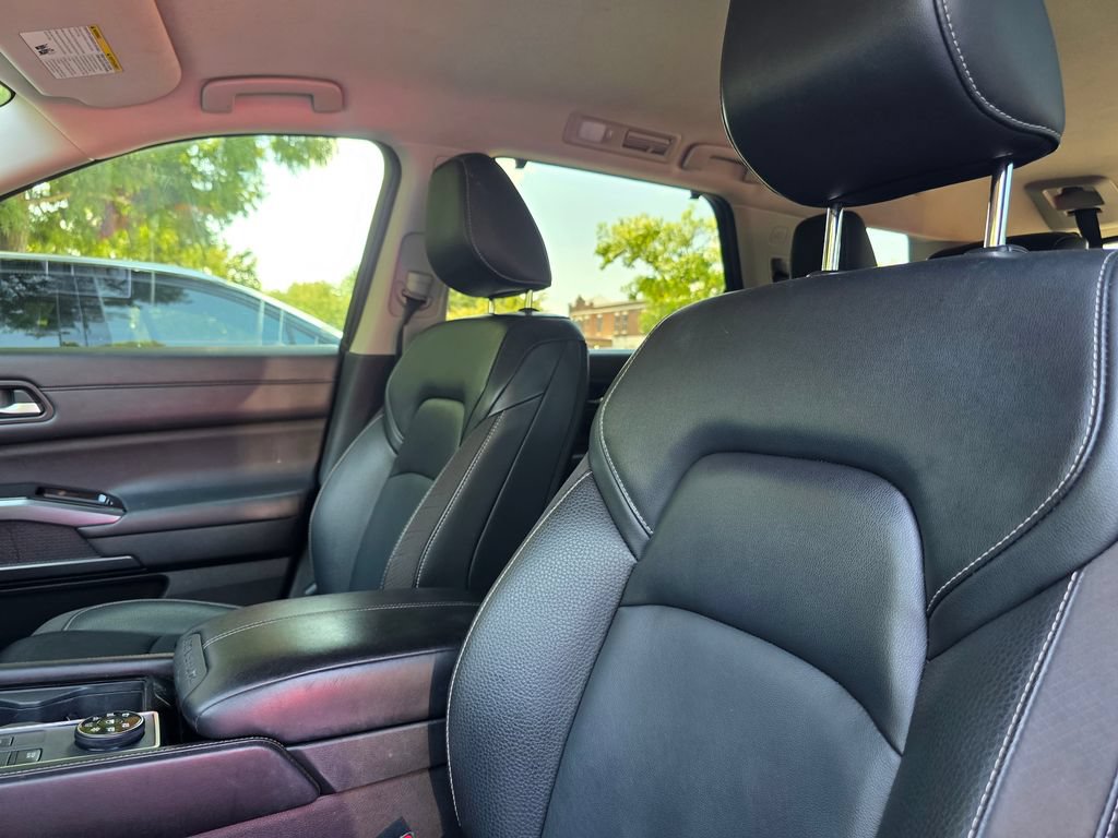 Used 2023 Nissan Pathfinder SL AWD/4WD image 13