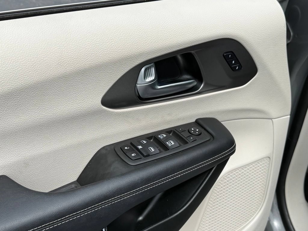Used 2022 Chrysler Pacifica Touring-L FWD image 21