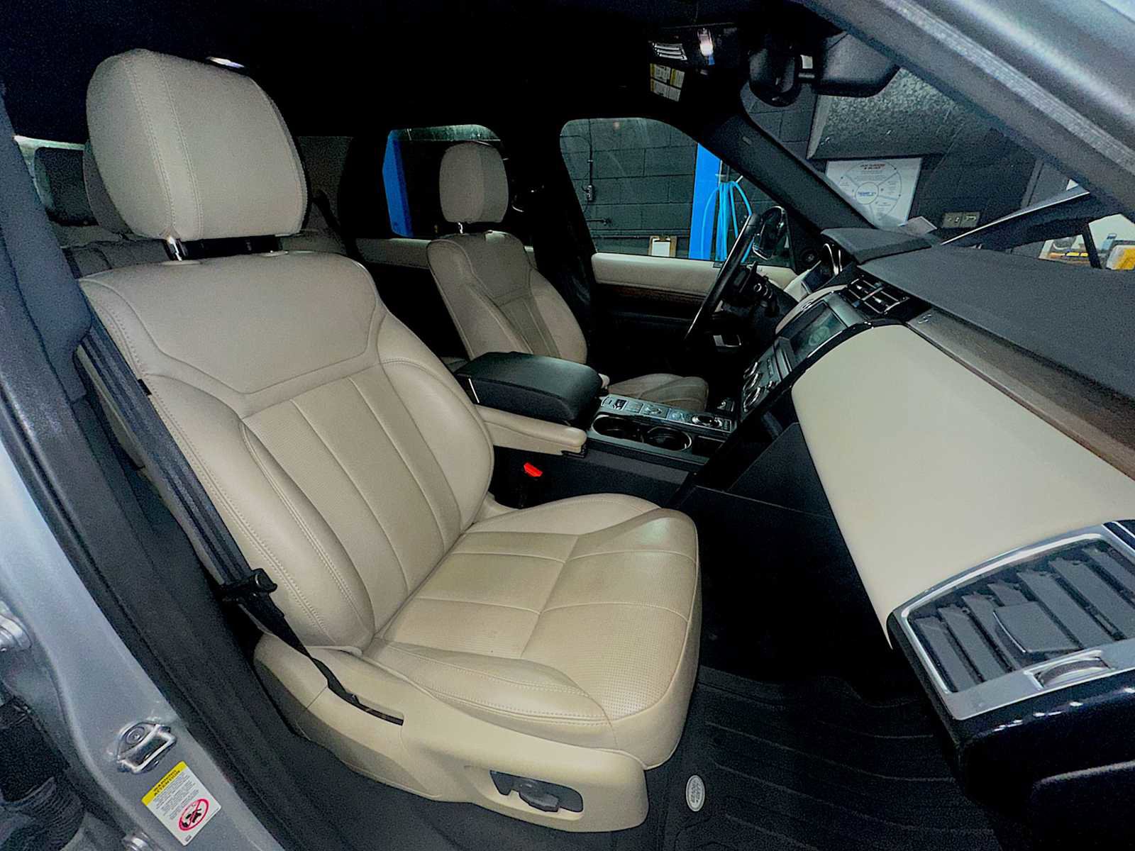 Used 2018 Land Rover Discovery SE image 24