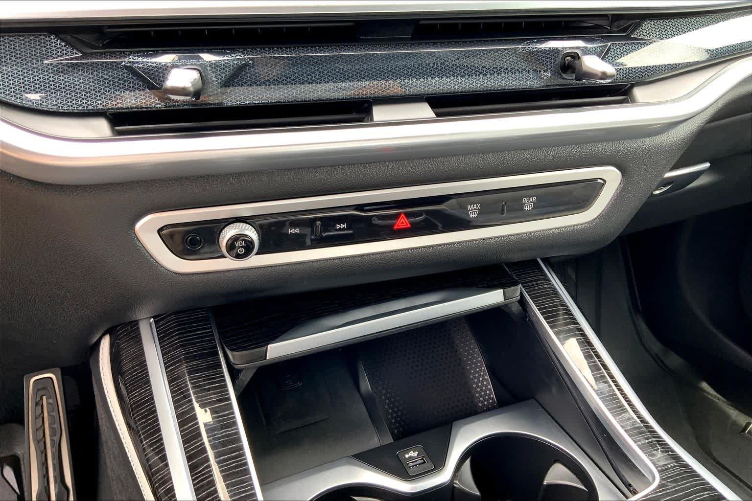 Certified 2025 BMW X7 xDrive40i w/ M Sport Package AWD/4WD image 32