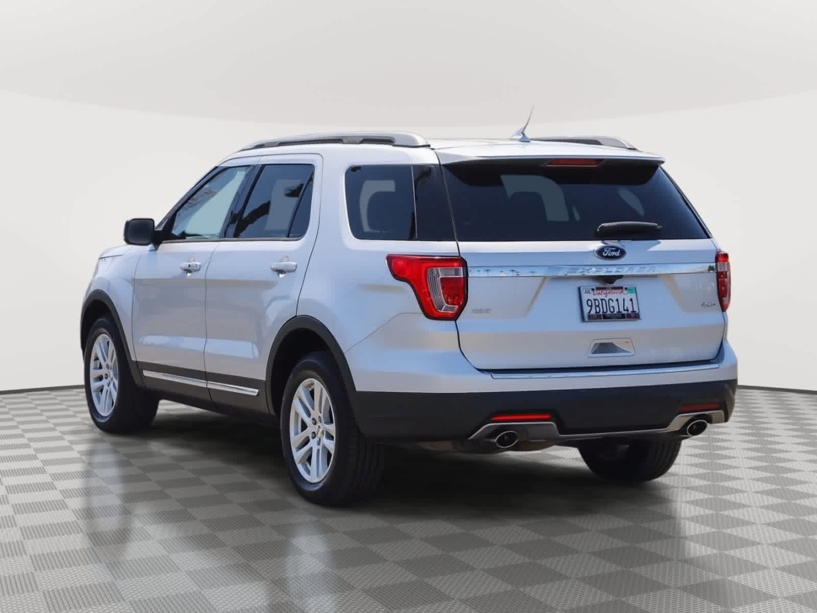 Used 2018 Ford Explorer XLT w/ Equipment Group 201A AWD/4WD image 9
