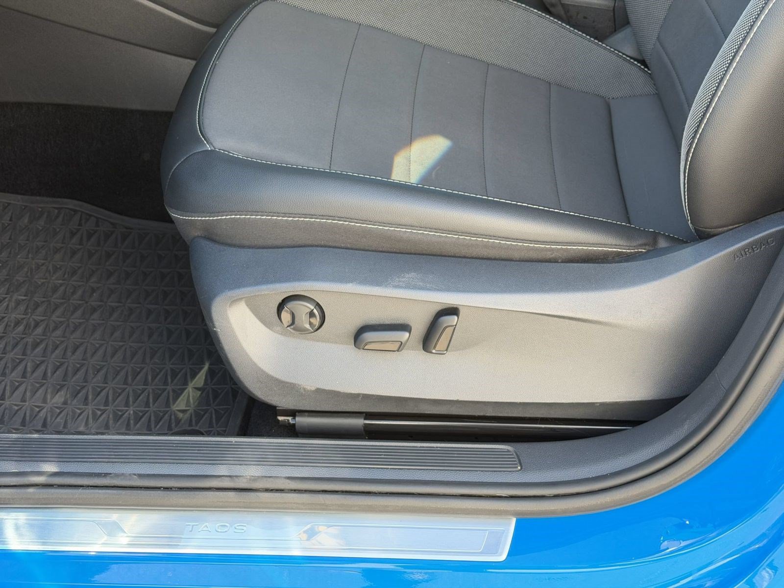Used 2022 Volkswagen Taos SE FWD image 14