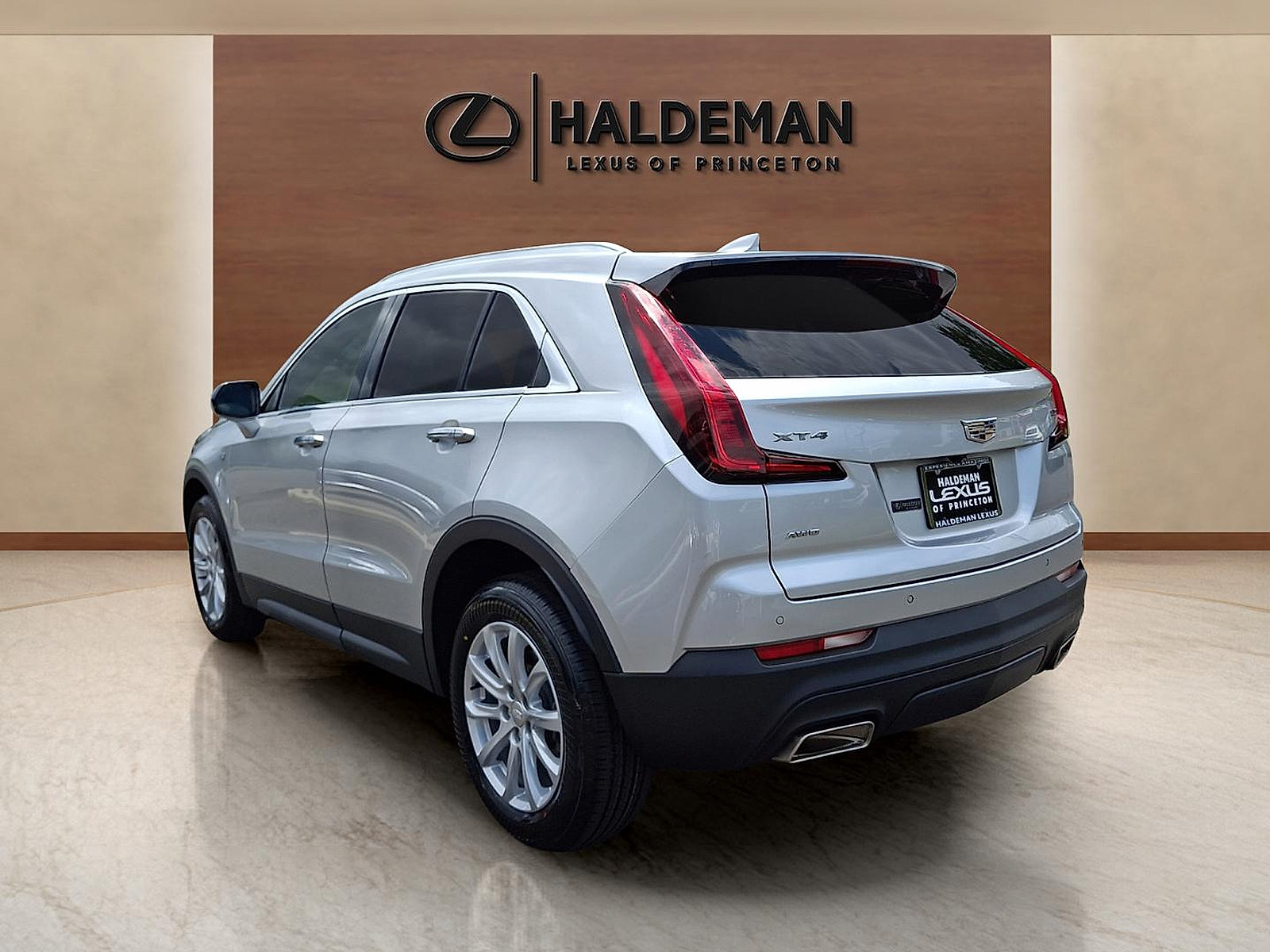 Used 2021 Cadillac XT4 Luxury w/ Cold Weather Package AWD/4WD image 4
