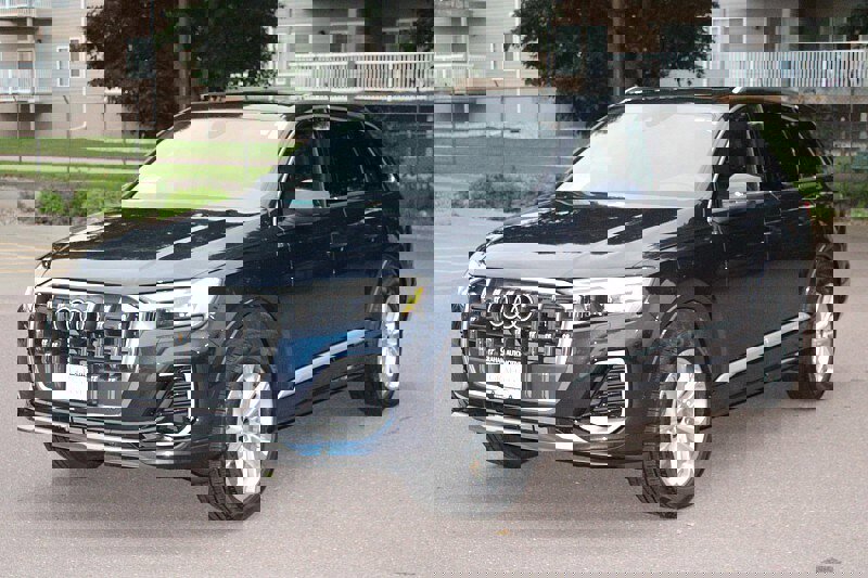 Certified 2025 Audi Q7 2.0T Premium w/ Convenience Package image 1