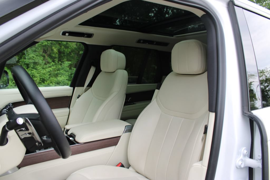 Used 2025 Land Rover Range Rover SE AWD/4WD image 9