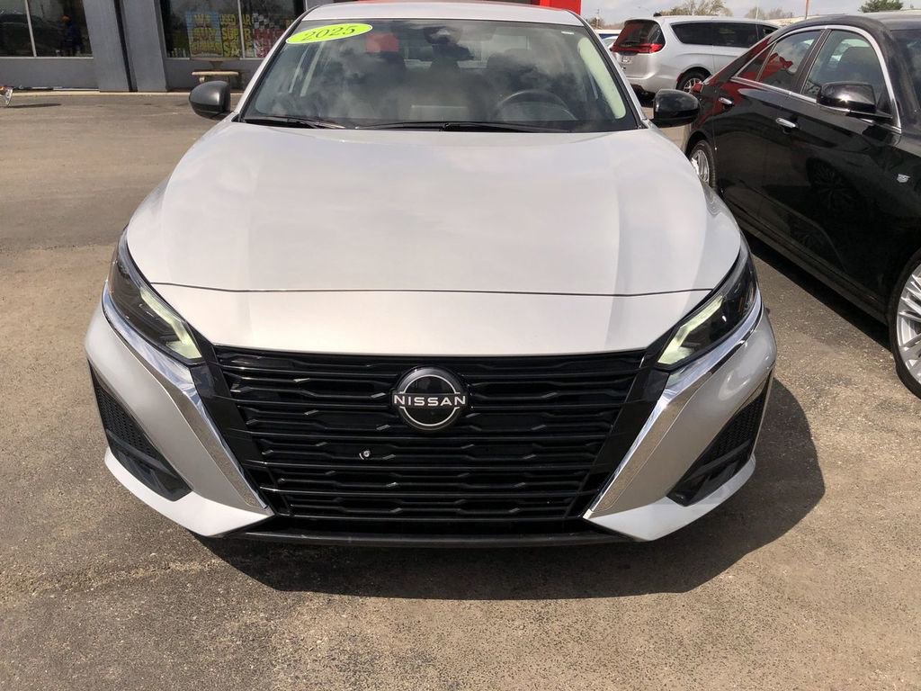 Used 2025 Nissan Altima 2.5 SV FWD image 8