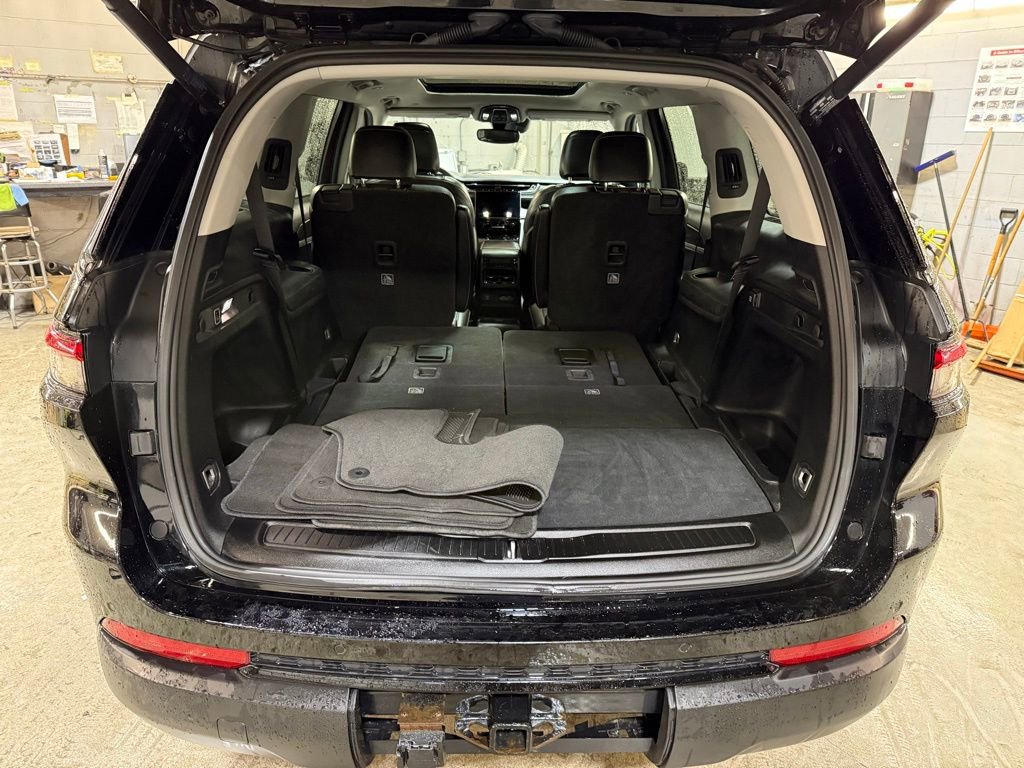 Used 2023 Jeep Grand Cherokee L Limited w/ Black Appearance Package image 15