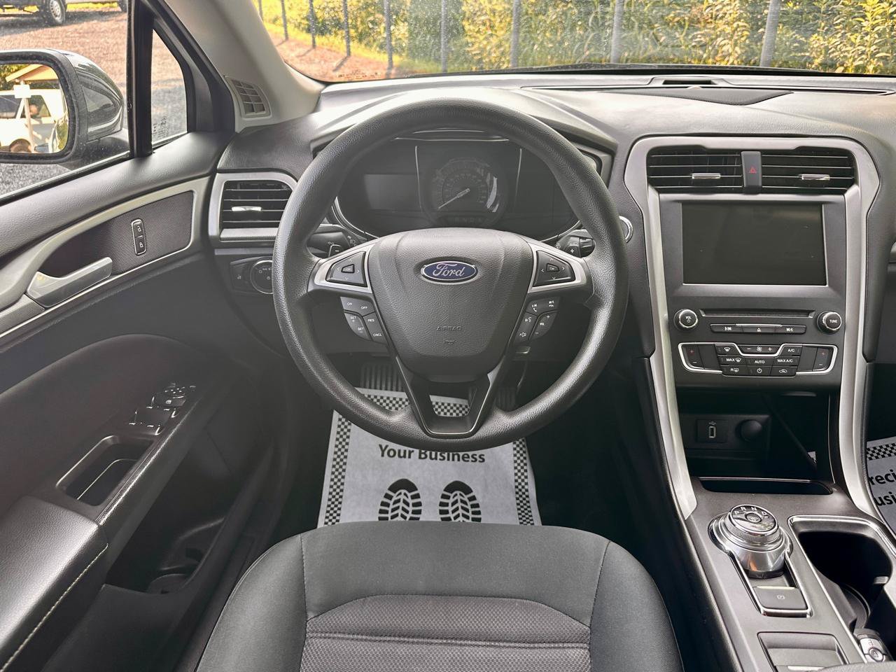 Used 2017 Ford Fusion SE w/ Fusion SE Technology Package FWD image 22