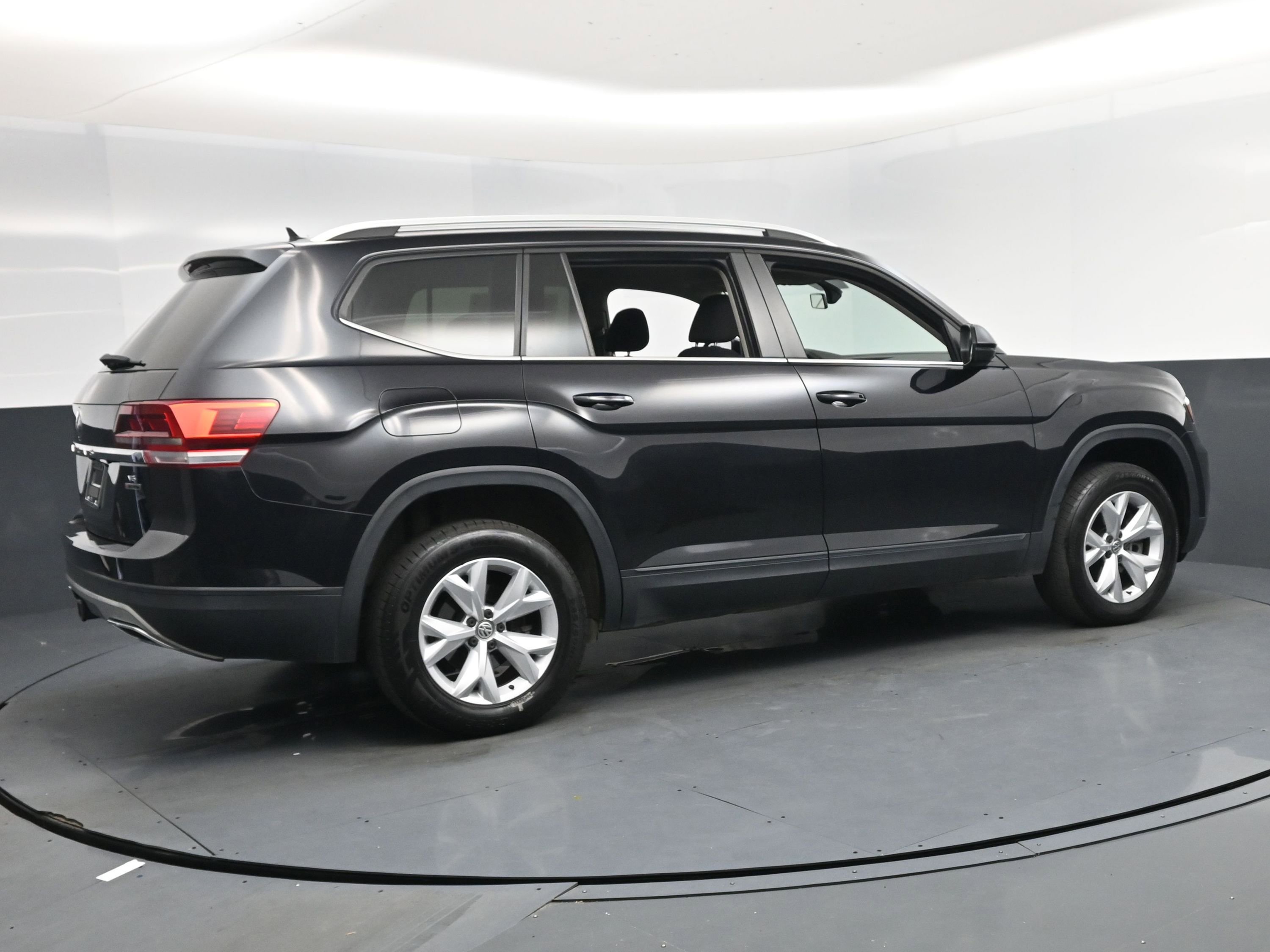 Used 2019 Volkswagen Atlas S w/ Towing Package image 4