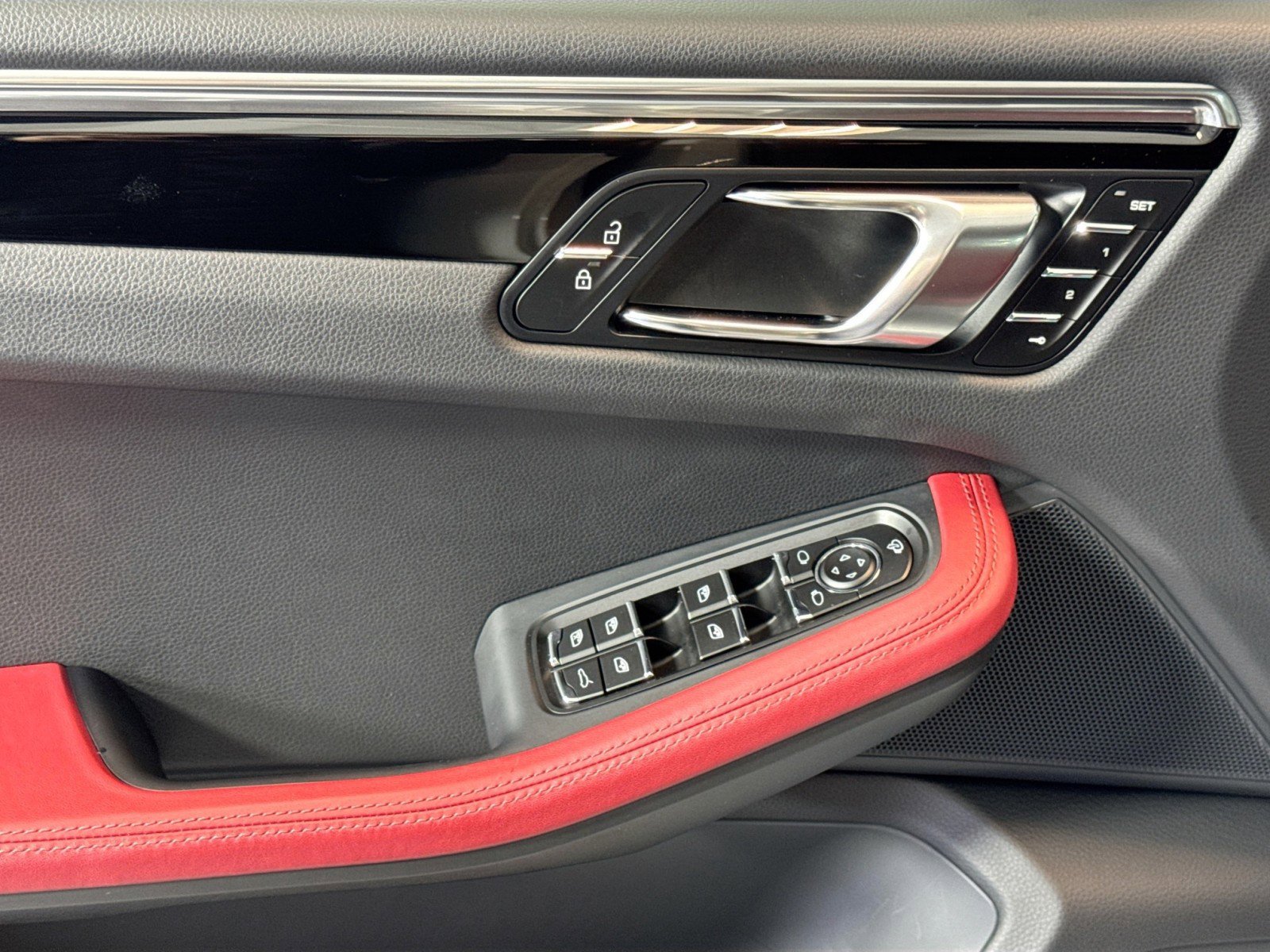 Certified 2025 Porsche Macan AWD/4WD image 11