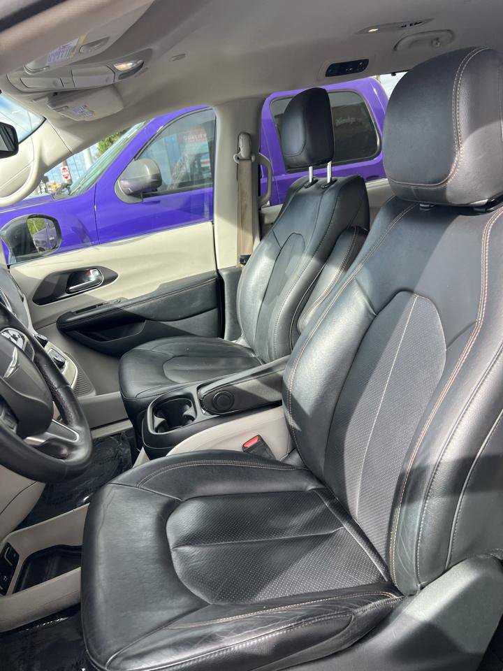 Used 2020 Chrysler Pacifica Touring-L FWD image 11
