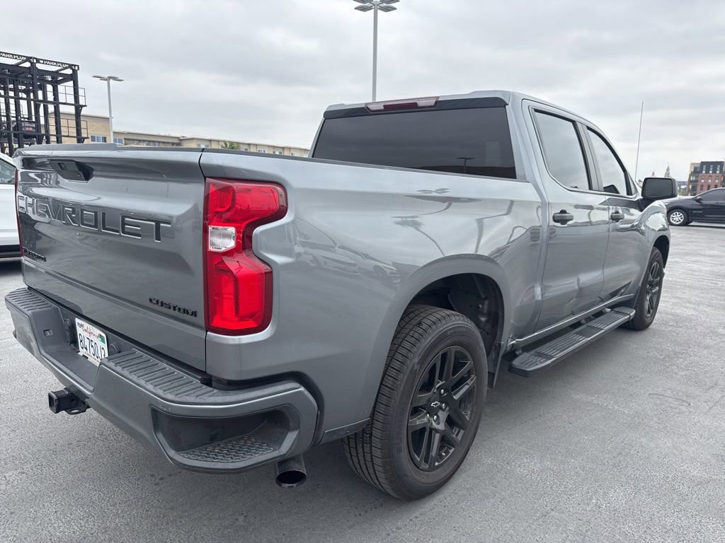 Used 2022 Chevrolet Silverado 1500 Custom w/ LPO, Blackout Package RWD image 4