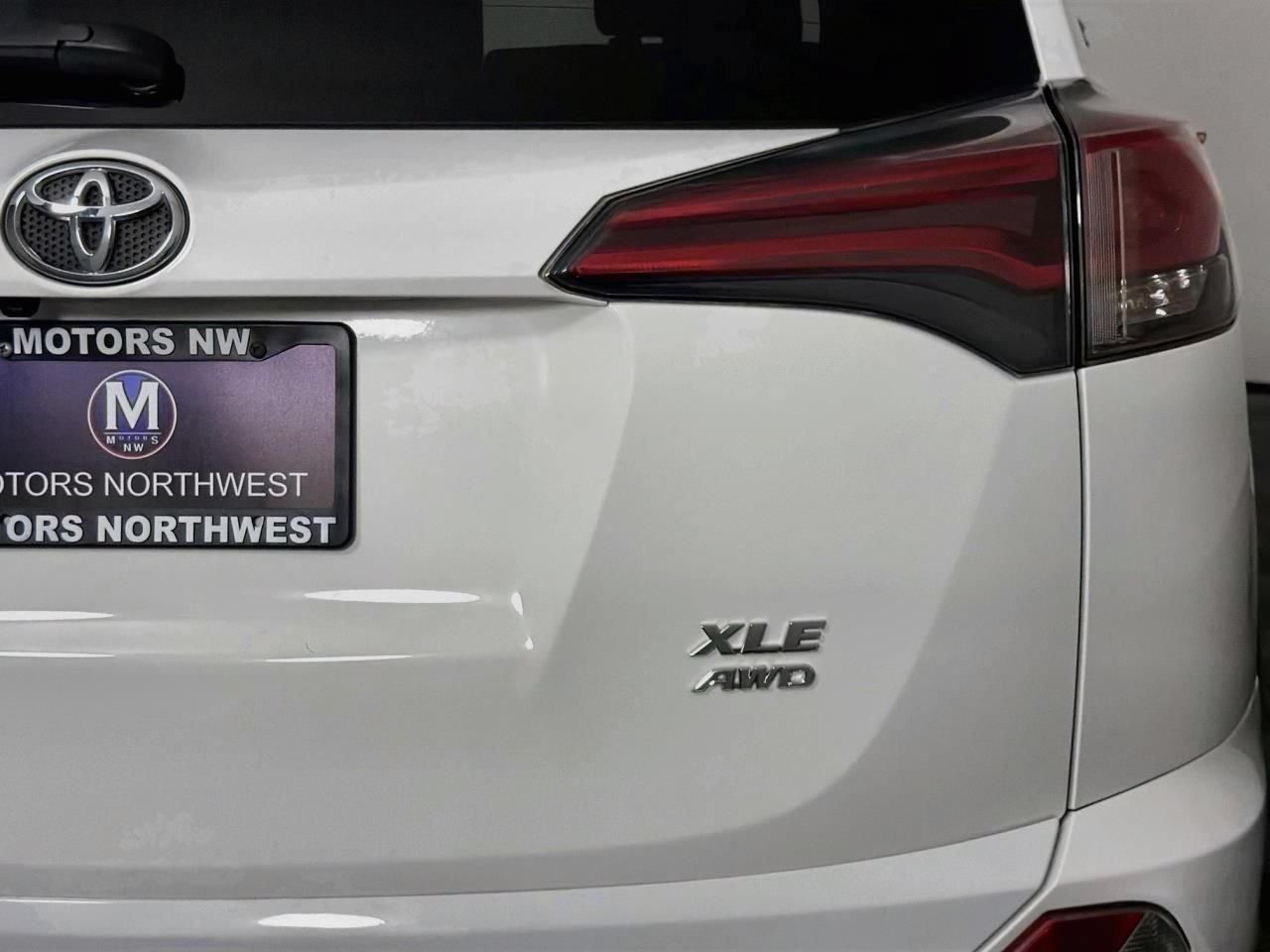 Used 2017 Toyota RAV4 XLE AWD/4WD image 23