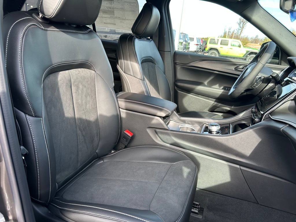 New 2025 Jeep Grand Cherokee Altitude AWD/4WD image 22