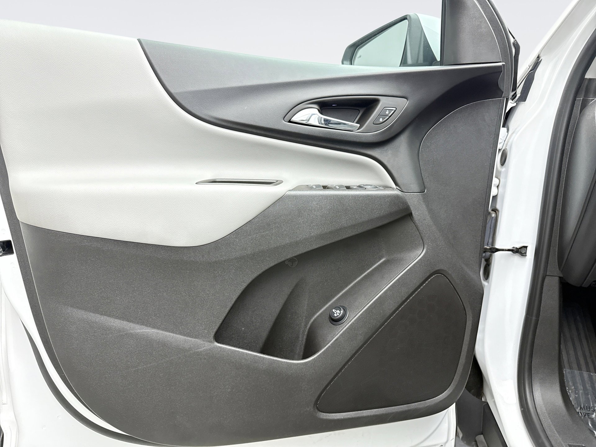 Used 2024 Chevrolet Equinox LT w/ Driver Convenience Package image 9