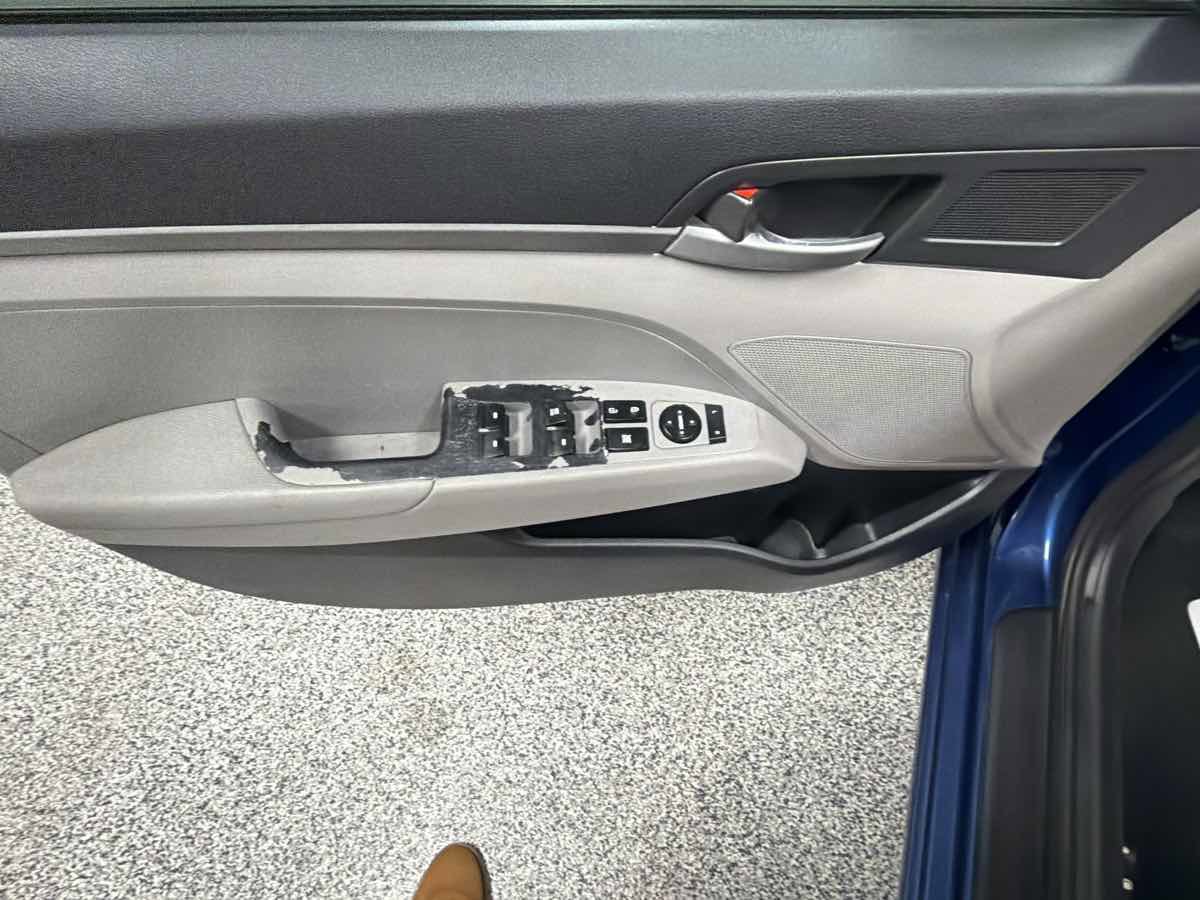 Used 2017 Hyundai Elantra SE FWD image 13