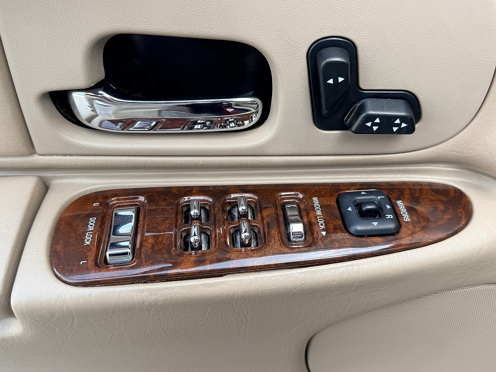 Used 2002 Lincoln Town Car Executive RWD image 37