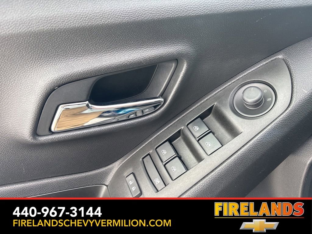 Used 2020 Chevrolet Trax LT w/ Sun & Sound Package image 10