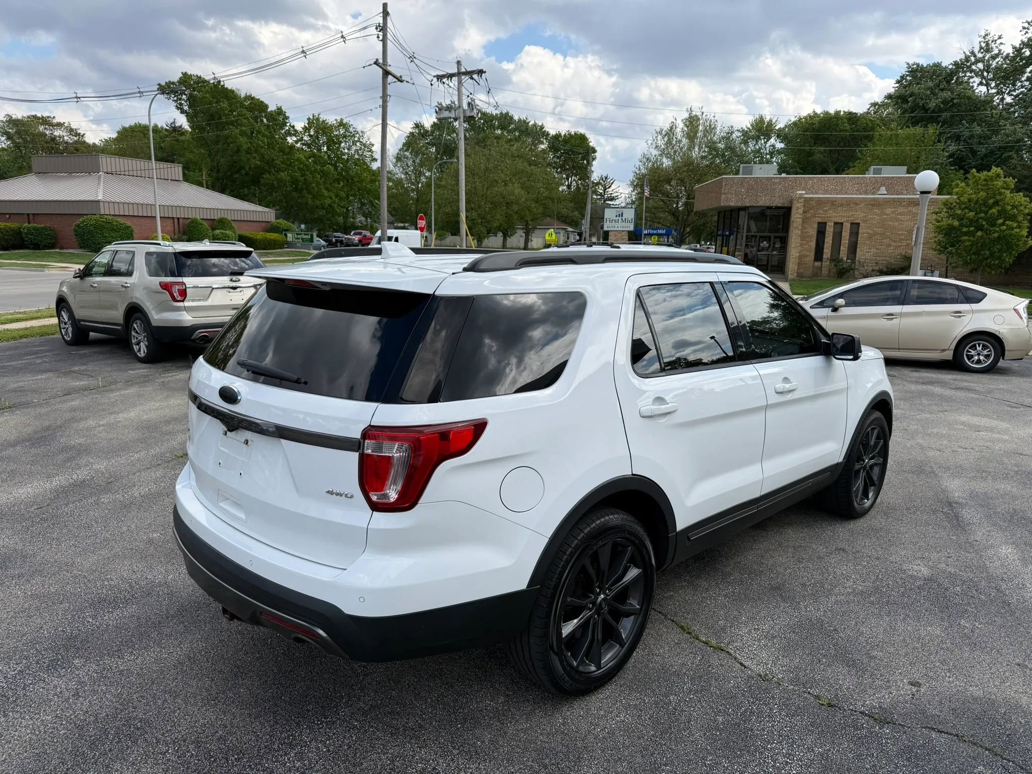 Used 2017 Ford Explorer XLT w/ XLT Technology Feature Bundle AWD/4WD image 3