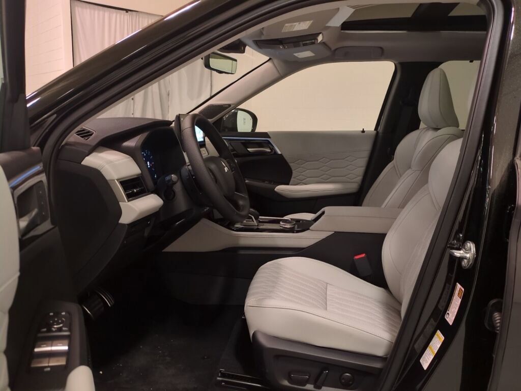 New 2025 Mitsubishi Outlander SEL image 18