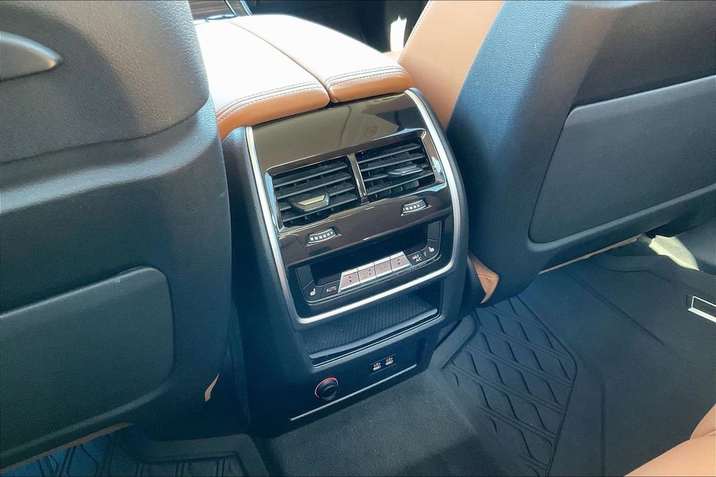 Used 2024 BMW X7 xDrive40i w/ Premium Package AWD/4WD image 10