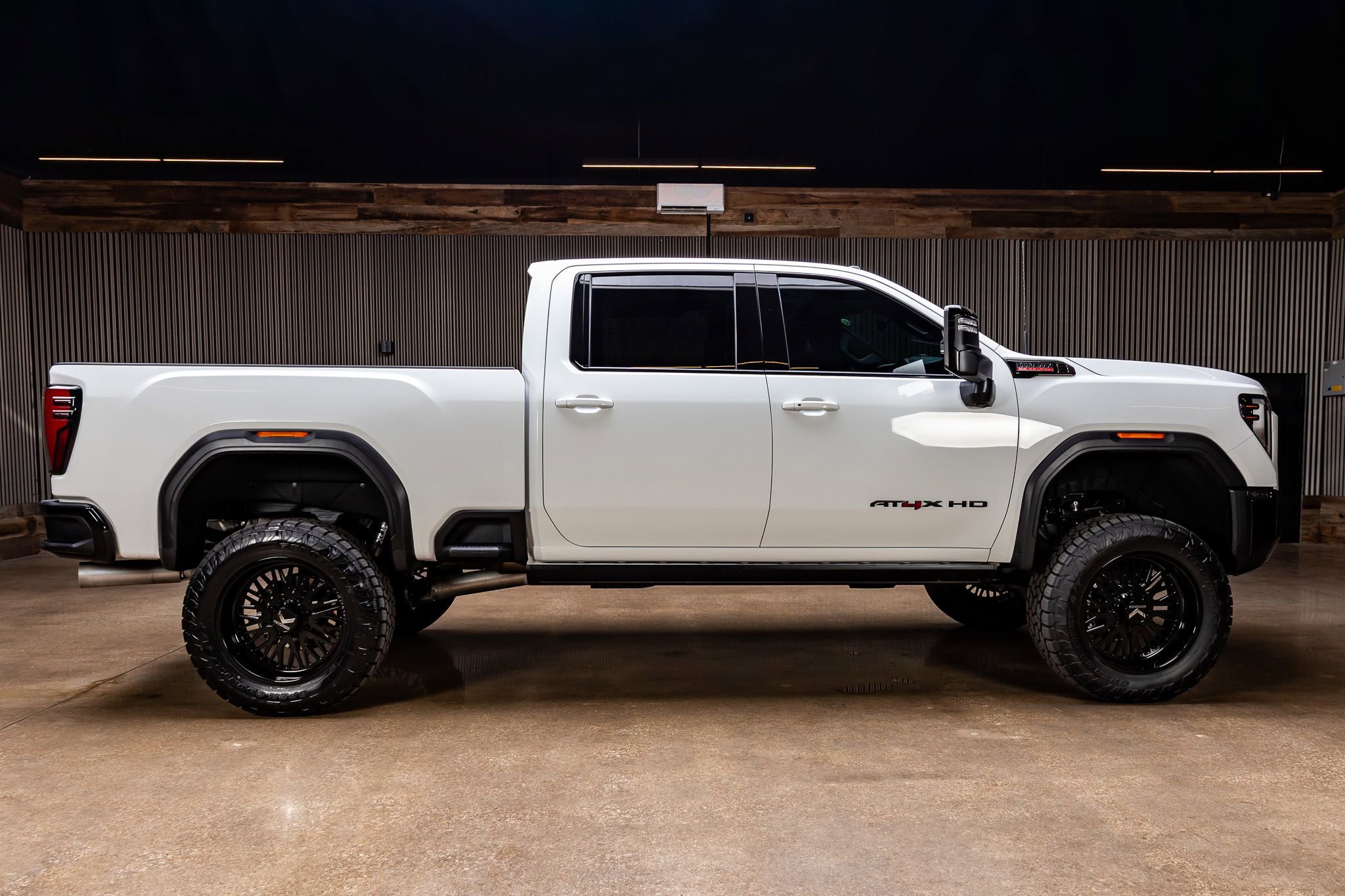 Used 2025 GMC Sierra 2500 AT4X image 11