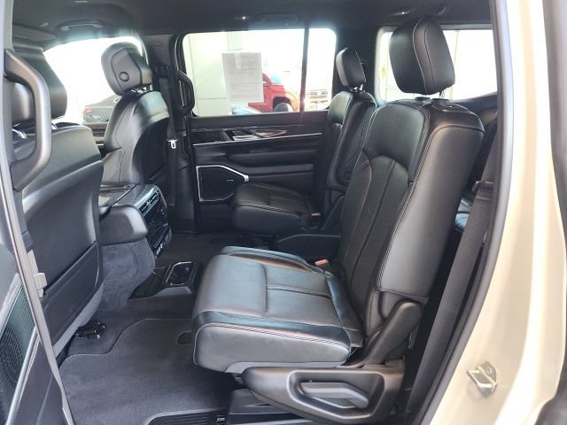 Used 2022 Jeep Wagoneer Series III w/ Flexible Seating Group AWD/4WD image 17