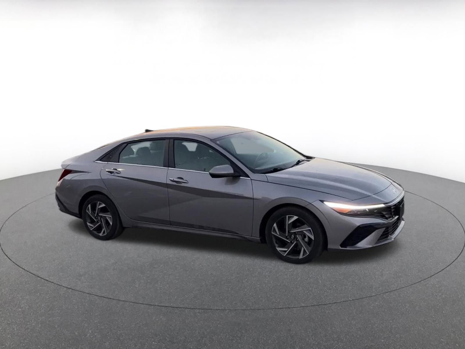 Used 2025 Hyundai Elantra SEL image 2