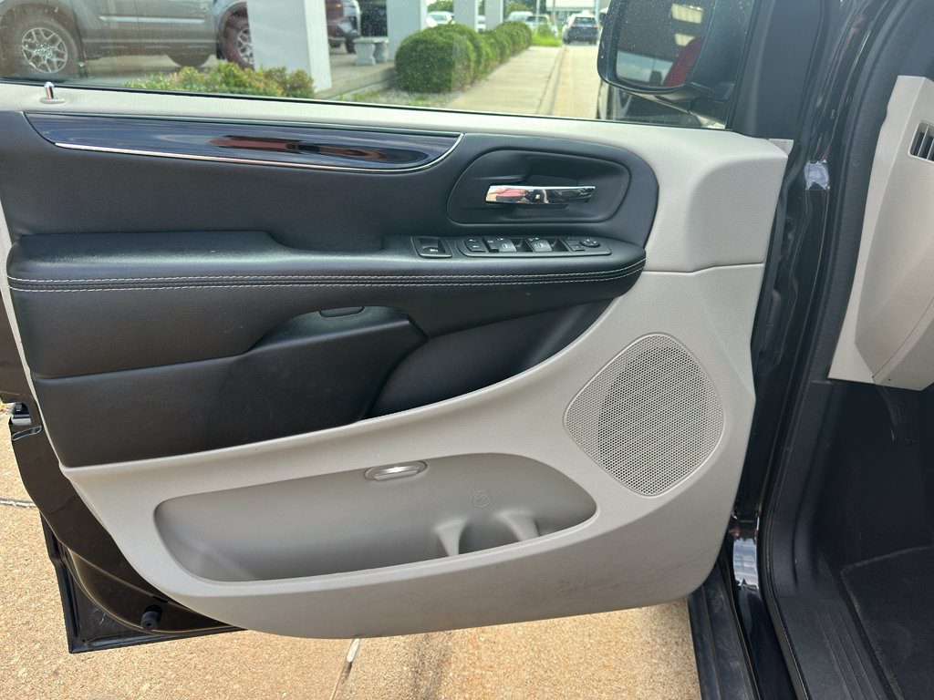 Used 2019 Dodge Grand Caravan SXT FWD image 16
