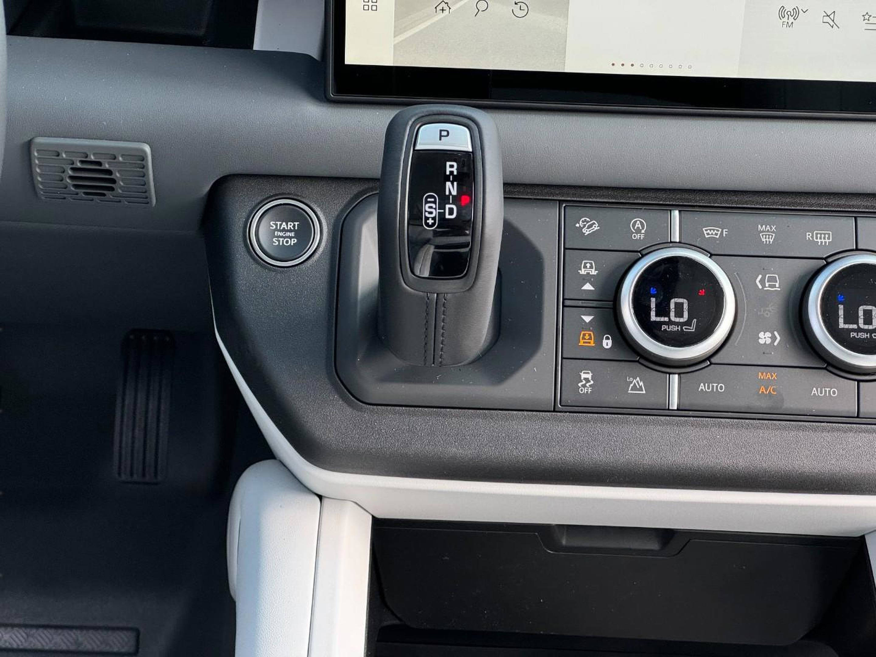 Certified 2025 Land Rover Defender 130 X-Dynamic SE image 19