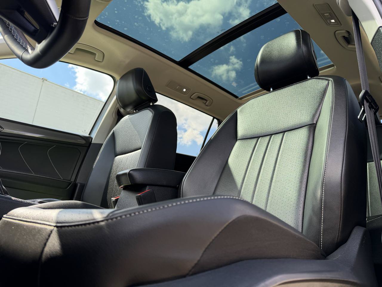 Used 2024 Volkswagen Tiguan SE w/ Panoramic Sunroof Package AWD/4WD image 11
