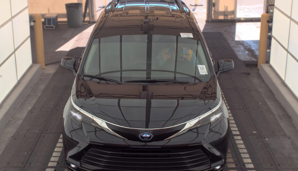 Used 2025 Toyota Sienna XLE FWD image 3