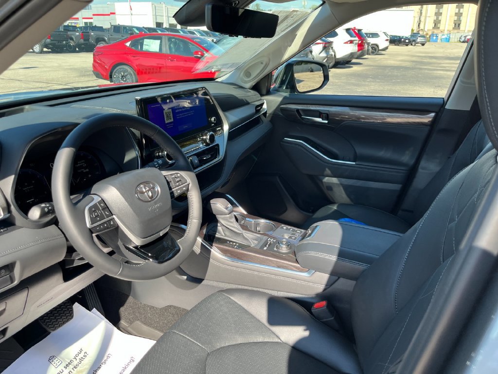 New 2026 Toyota Highlander Platinum AWD/4WD image 10