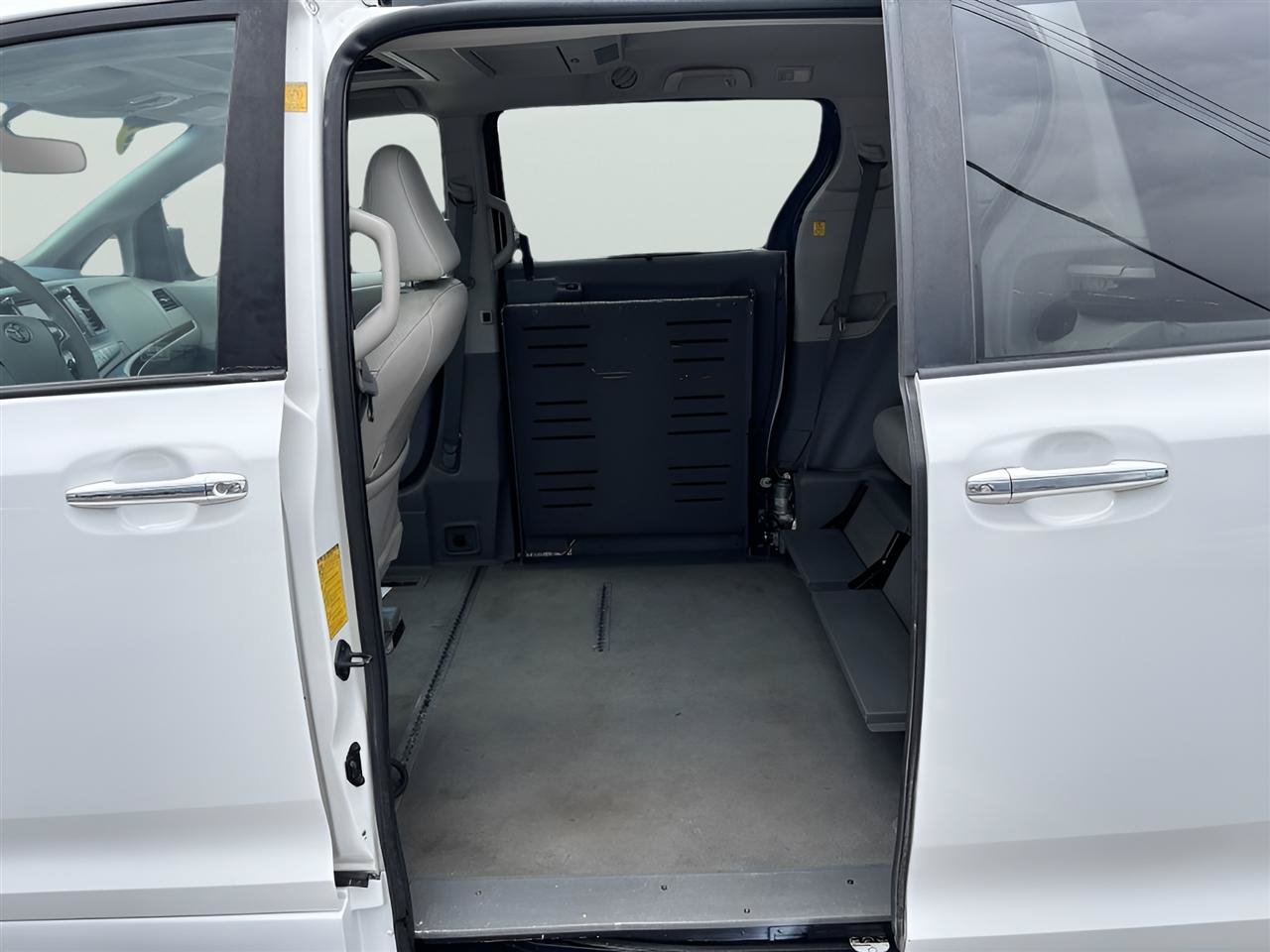 Used 2011 Toyota Sienna XLE w/ Premium Pkg FWD image 14