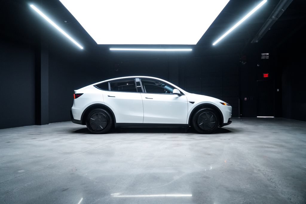 Used 2026 Tesla Model Y 2WD image 9