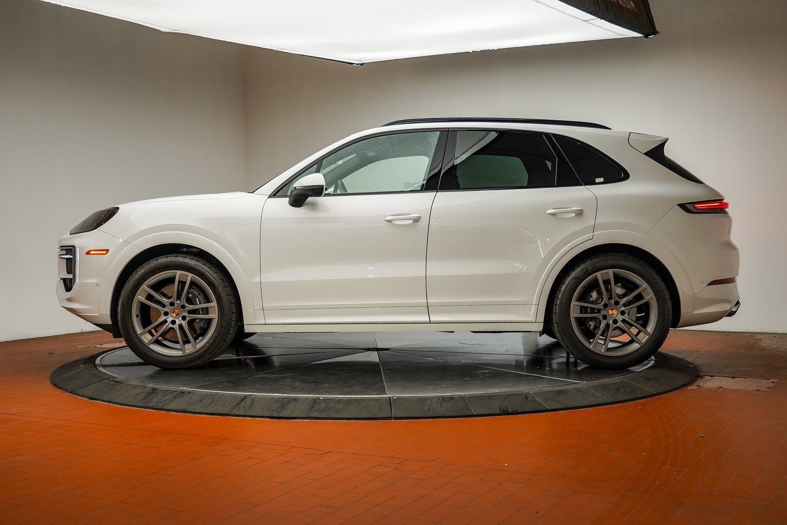 Used 2025 Porsche Cayenne image 3