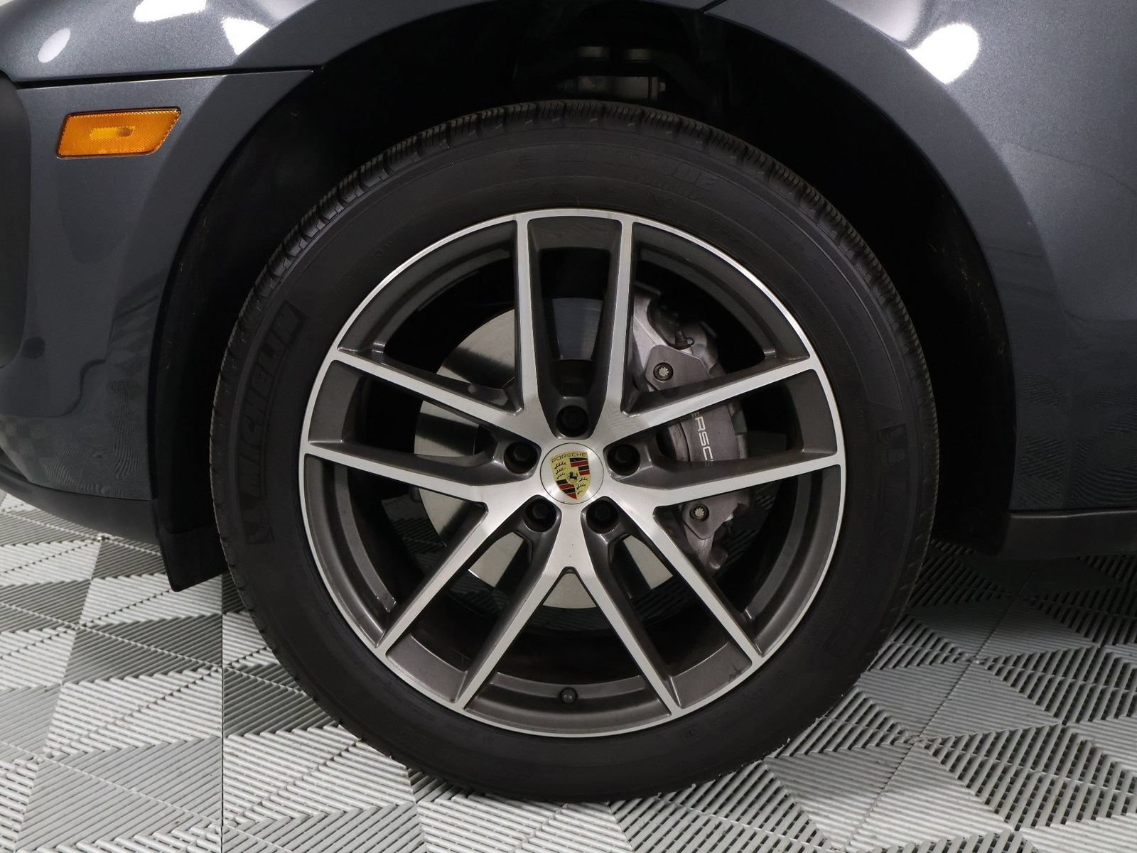 Certified 2024 Porsche Macan AWD/4WD image 30