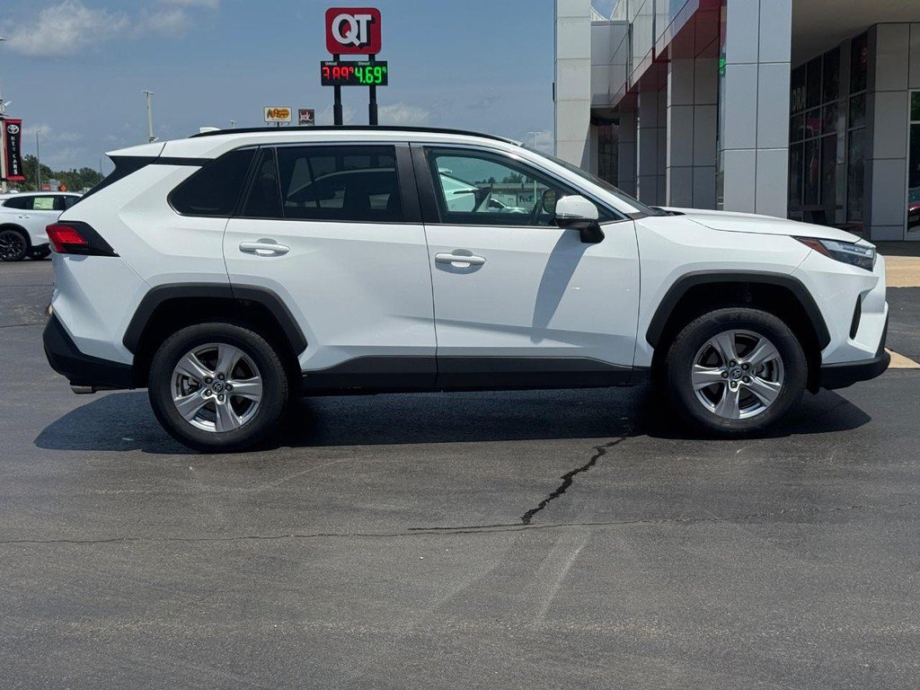 Used 2025 Toyota RAV4 XLE AWD/4WD image 2
