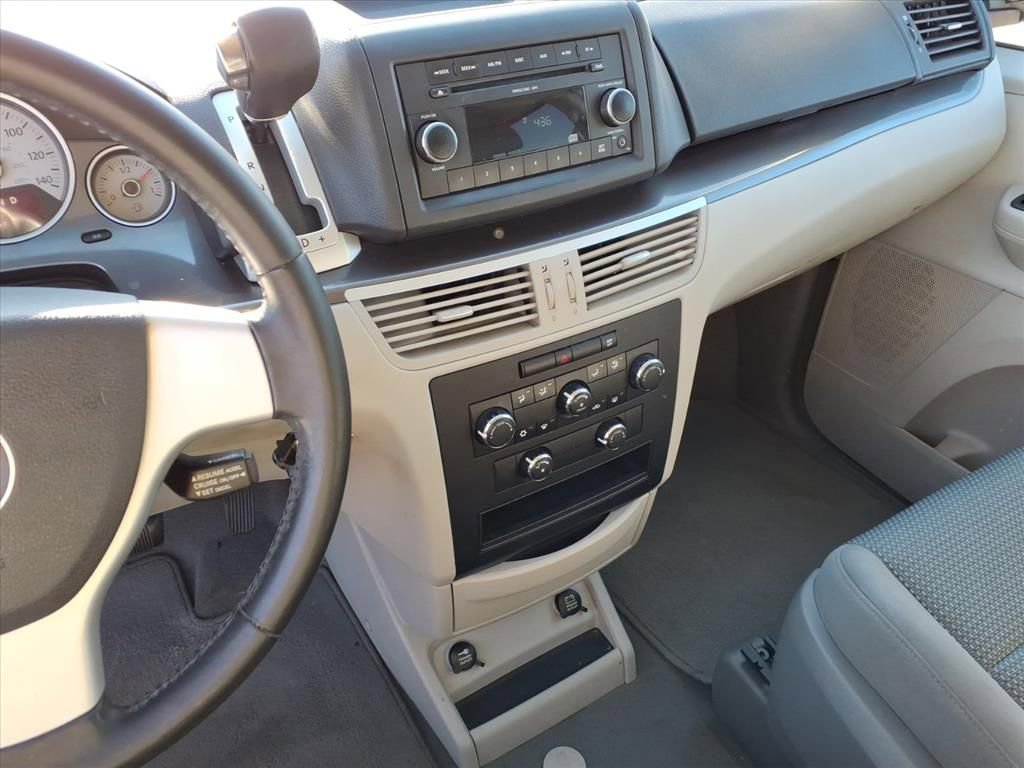 Used 2010 Volkswagen Routan S image 25