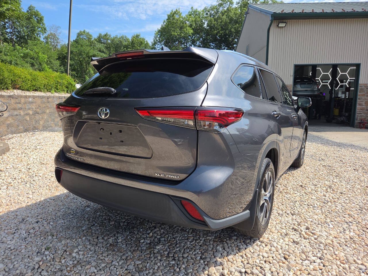 Used 2021 Toyota Highlander XLE AWD/4WD image 8