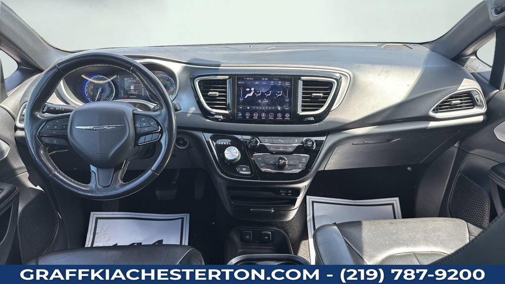 Used 2020 Chrysler Pacifica Touring-L w/ Premium Audio Group FWD image 17